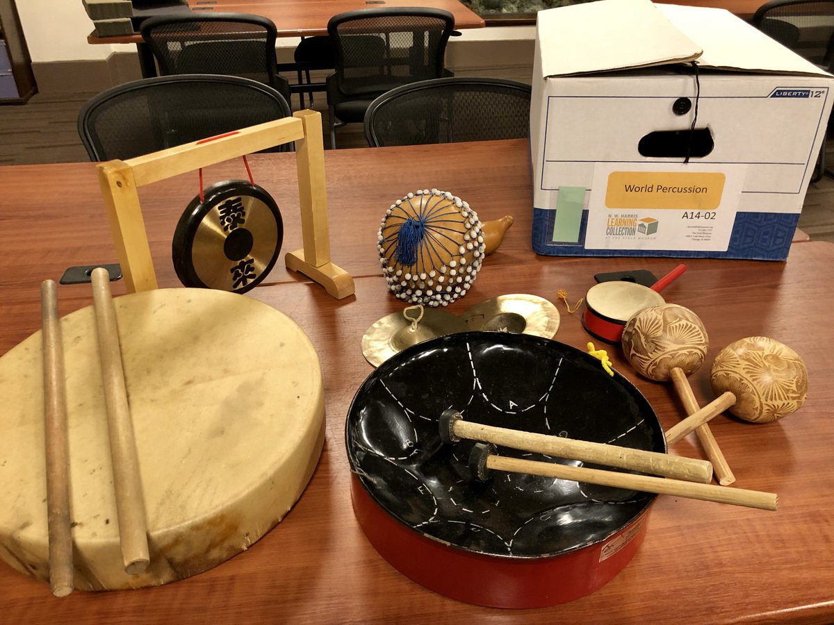 LmcStation220's tweet image. Students analyzing artifacts from the @FieldMuseum. @StationMS220 #teachingtrunks #objectbasedlearning #globalcitizenship