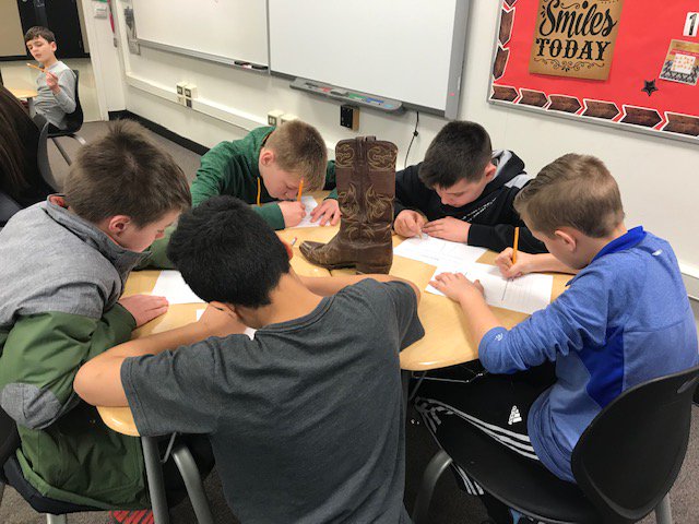 LmcStation220's tweet image. Students analyzing artifacts from the @FieldMuseum. @StationMS220 #teachingtrunks #objectbasedlearning #globalcitizenship