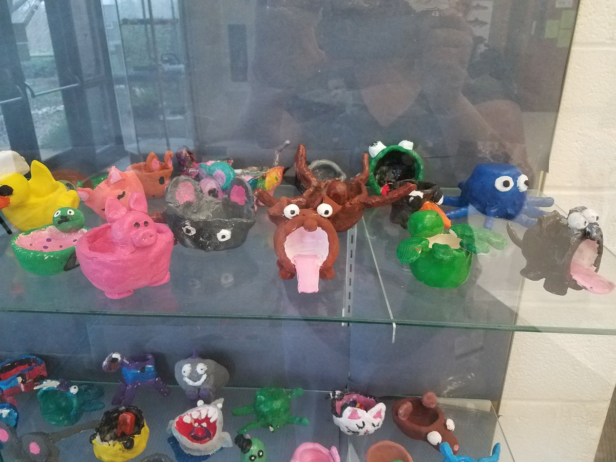 The MES Art Show was a hit. I can't thank my volunteers enough for all the help! #WeAreVPA <a href="/MESKnights/">FCPSMiddletownES</a> #teachingart