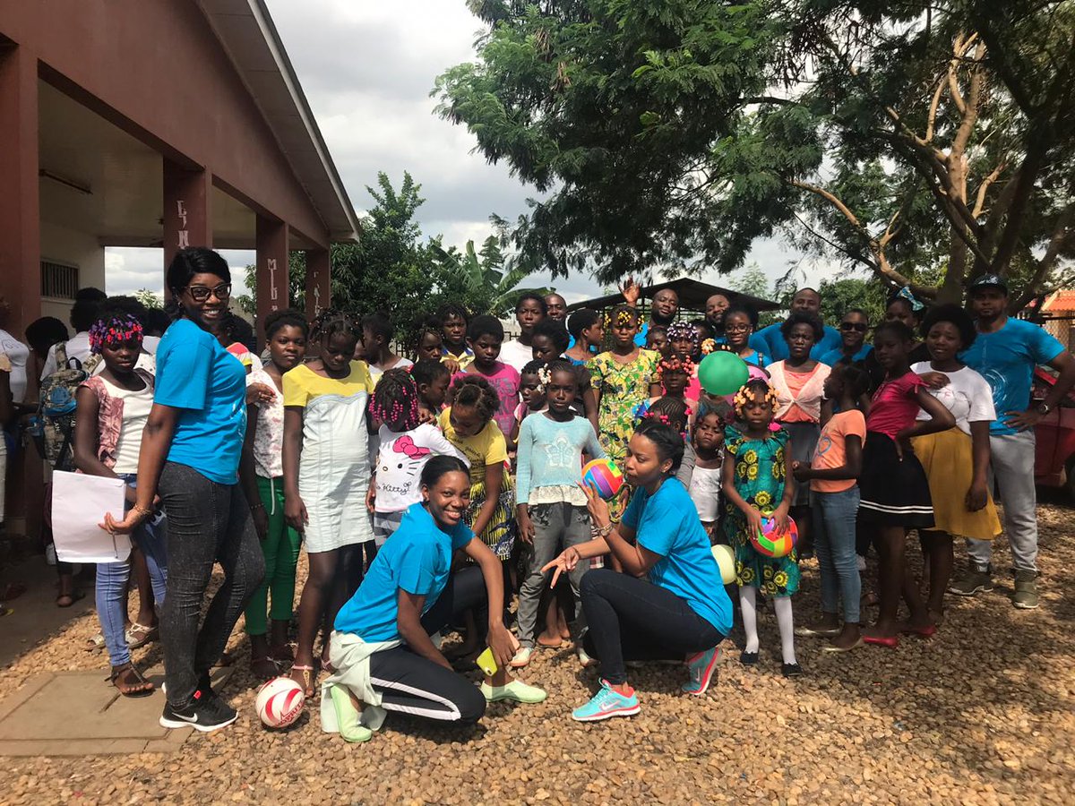 i_lovecandies_'s tweet photo. Amar é viver, e de nada serviria a vida se não fosse o amor💕
Bolo para a actividade beneficente do Banco Atlântico, muito obrigada pela oportunidade de fazer parte deste momento💙💙
#amoconfeitar #amorcomamorsepaga #luanda #bolodecenoura #comida #amordecliente https://t.co/Gy388L0dC8