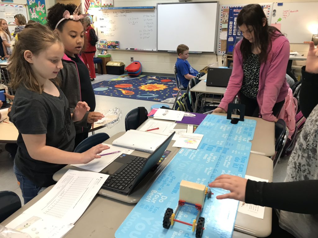 tlvfan's tweet photo. Lots of engineering happening today @RobbinsRockets #k5engineers https://t.co/nqBURiXN5v