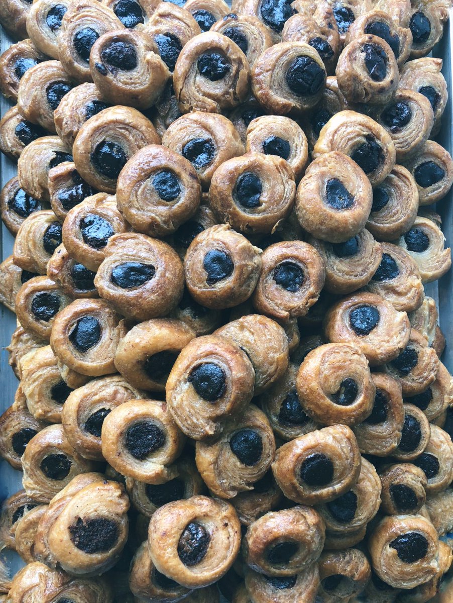 SeranoBakery's tweet photo. Sweetness overload!!! #roxakia #puffpastry #chocolate #cinnamonrolls #honey #syrup #dessert #siropiasta #seranobakery #torontobakery https://t.co/GKRWcTbCNj