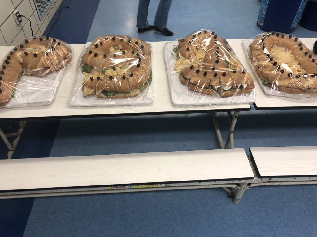 tallen_10's tweet image. Family Paint Night @PS10FortHill was such a hit !! 🎨👩🏼‍🎨👨🏽‍🎨 thnx @samsoknght @SundogTheatre  for always keeping our stdts engaged &amp;amp; loving the arts! @ArtsEd_SI_BKS @teacherromero72 @jenn_funes @SIBOD31 #ps10 sandwich ! 😂@TopTomatoStore @vgallassio