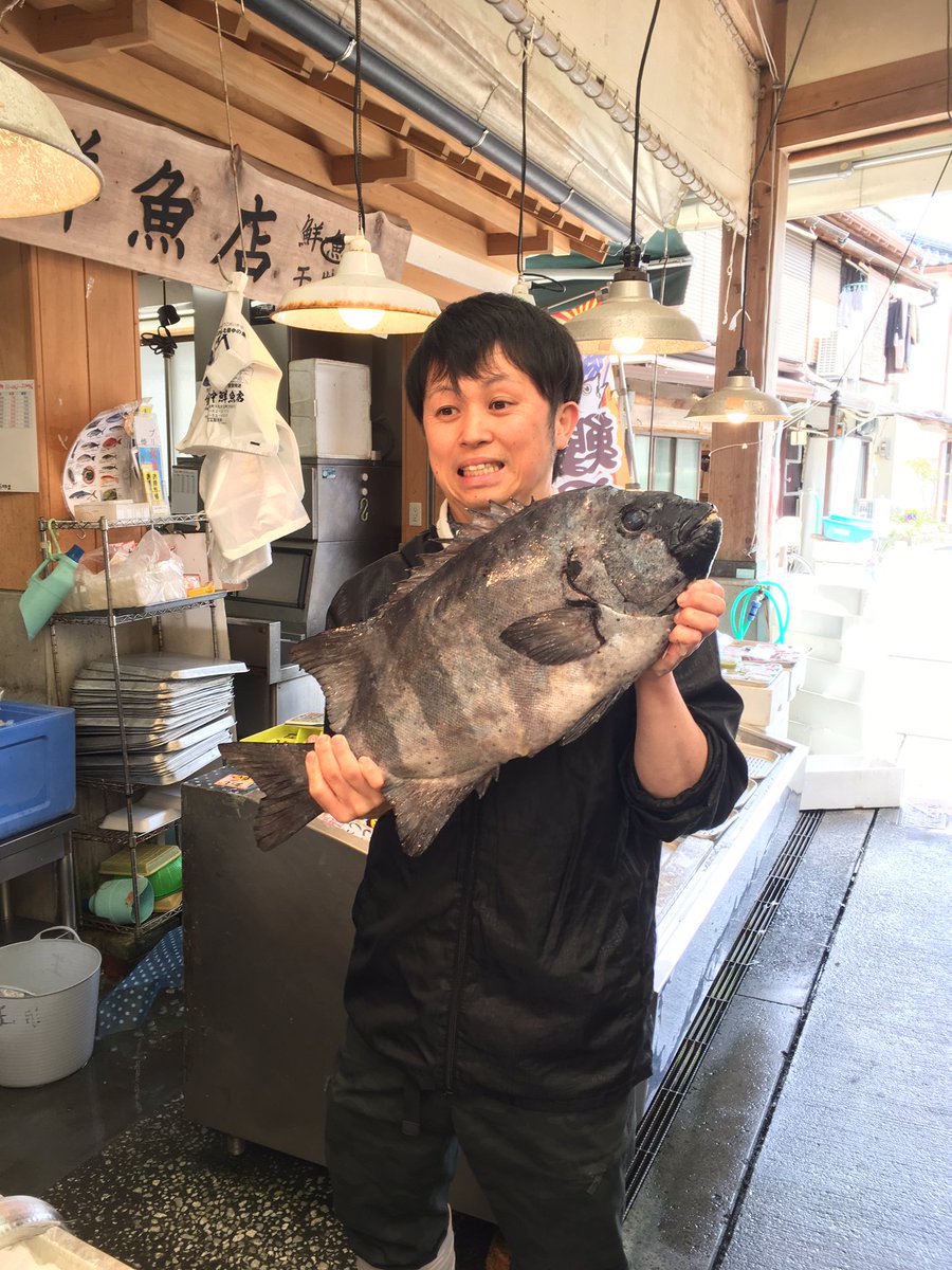 久礼大正町市場 در توییتر おはよーございます 今日カツオはなかったけど イシダイ55cm 4 5キロ タチウオ ドラゴンサイズ あがってます このイシダイとタチウオが久礼の 黒潮本陣 下の堤防から釣れた そうです あははは 今から釣りに行っても釣れるかなー