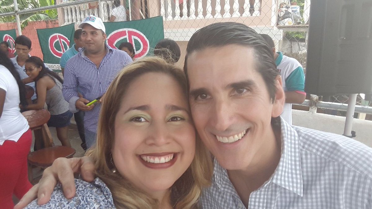 gisellejurado's tweet photo. Mi vida no es perfecta, pero tiene momentos perfectos. @romuloroux #abril2017 #PuenteRojo #SanMiguelito #LoBuenoVuelve #RómuloPresidente https://t.co/Smxrt80208