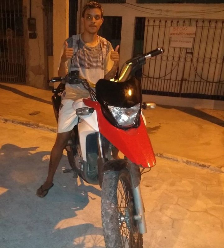 LimaEsteves99's tweet photo. Acabaram de rouba minha moto família por favor me ajudem a encontrar compartilhando XRE branca/ placa: MRU-0683 https://t.co/bcl2X5yHaK