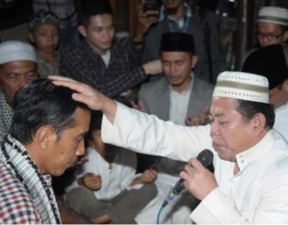 MSApunya's tweet photo. Sentuhan di dada sebelah kiri oleh para Ulama adalah mencontoh Rasulullah
-------------
*sedangkan sentuhan di kepala biasanya di ruqiyah

#2019GantiPresiden https://t.co/HWjDyjXL6p