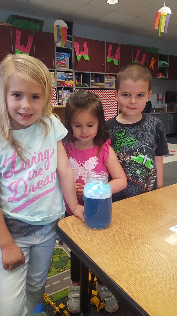 KellyRedford2's tweet photo. Experiencing with rain clouds in a jar!!#iamcucps #ccesdukes https://t.co/d27zBt4OTO