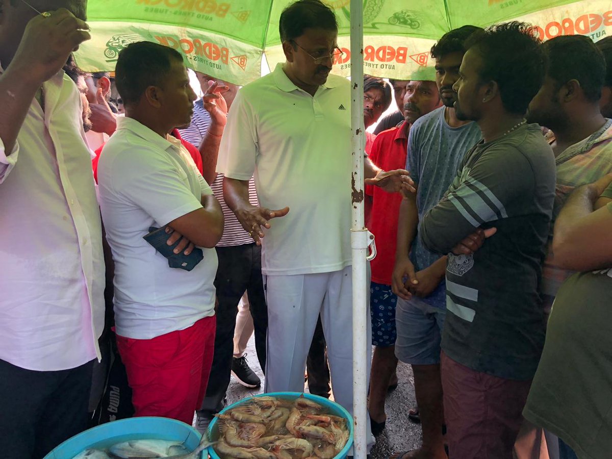 VVL_Official's tweet photo. On 12th of April(Today), Shri V.V Lakshmi Narayana garu visited the Visakhapatnam fishing harbour and interacted with the local fishermen and discussed solutions to their issues.
#JDForVizag https://t.co/YAOyzCPR0E