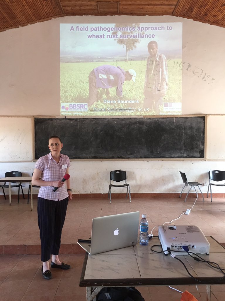 FrejusSodedji's tweet image. Exposure to smart ways of tackling global problem. Diane Saunders from @JohnInnesCentre is at @afriplantsci building participants capacity in #field #pathogenomics #FoodSecurity