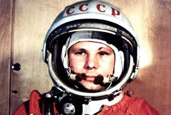 r6dha's tweet photo. С Днём космонавтики! Мы были первыми! https://t.co/23hwXjN1YB