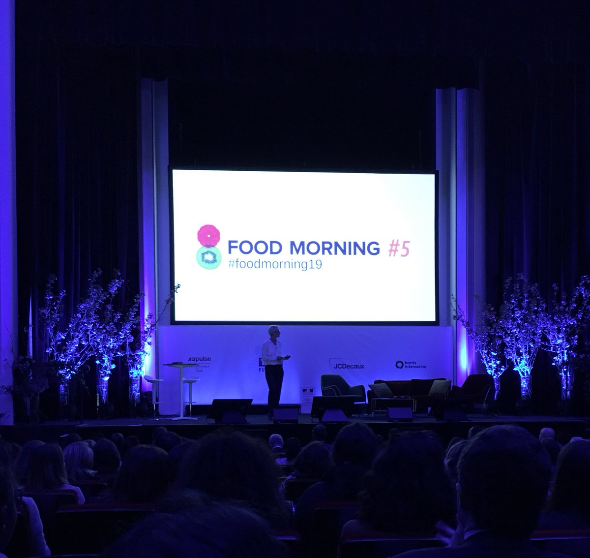 agenceOko's tweet photo. Ce ne sont plus les marques qui donnent la caution aux produits mais la conscience des produits qui valorise les marques. Ouverture du #FoodMorning19 ! @CB_News @dentsuaegisFR https://t.co/yu5PIwc7PL