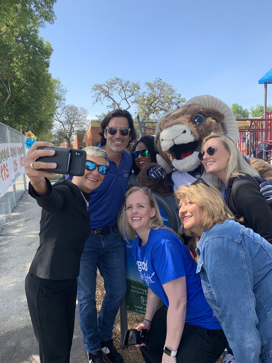 Looks like the team selfie game is strong with <a href="/carterooster/">Carter Oosterhouse</a> and the team from <a href="/AmericanAir/">americanair</a>.....not to mention an <a href="/RamsNFL/">Los Angeles Rams</a> mascot