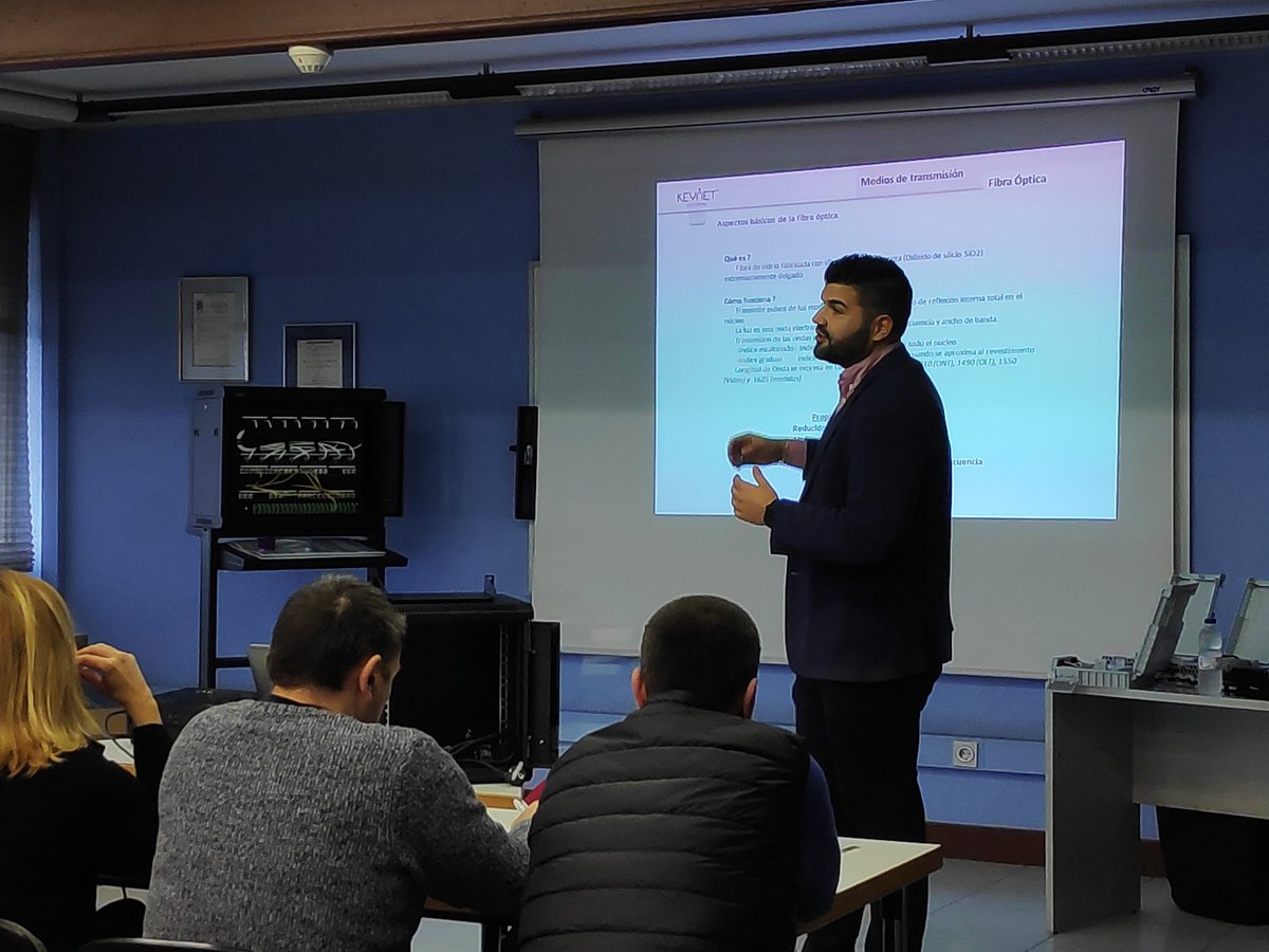 Setalde's tweet photo. Ayer nos visitó en nuestras instalaciones de Lasarte Alberto Pedraza de @Keynet_Systems para impartir un curso sobre Fibra Óptica, Cobre y Cableado Estructurado. Más de 40 personas asistieron a esta formación, que resultó muy amena ¡Gracias a todos! #KeynetSystems #SetaldeGroup https://t.co/HETOSYjuo9