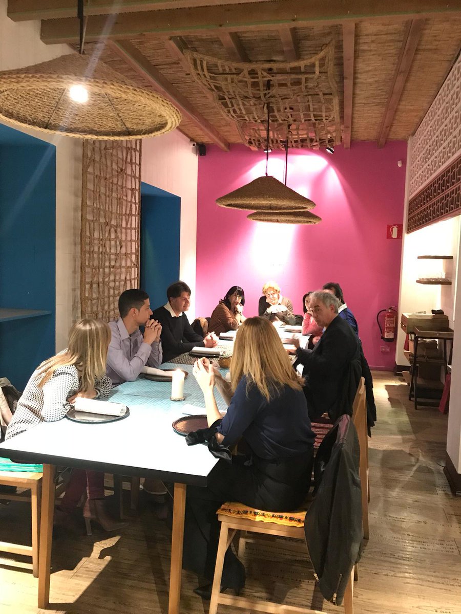 ferranadria's tweet photo. Ayer pudimos vivir una tarde muy especial en #LABulligrafía, compartiendo conocimientos y conversación con los ganadores de la experiencia @movistarlikes. Y después, todos pudimos disfrutar de una magnífica cena en Hoja Santa de @elbarriadria. https://t.co/nmCs5rQUPS