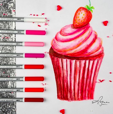 DFournitures's tweet photo. Monique G. gagnante d'hier remporte une surprise du Jackpot de la Vitrine des Marques 🎁 avec #Staedtler® ! #karataquarell les #crayons et #feutres #staedtler vous permettent de réaliser toutes vos envies de #cupcake à la #fraise 🍓🧁🍓 https://t.co/9CZLAan9Dp #directfournitures https://t.co/ujZ9cqB3jR