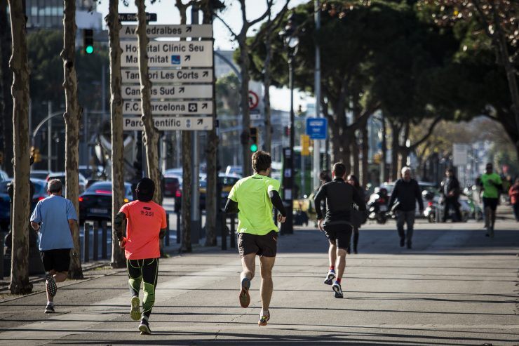 iambiente's tweet photo. 📢 ¡#Runners del mundo, #Corred mejor por la tarde mejor! 🏃‍♀️🏃‍♂️

👉 Es bueno para la #Salud y una de las formas favoritas de mantenerse en forma, pero hacerlo en una gran #Ciudad implica sus riesgos en cuanto a la #CalidadAire 

#Contaminación https://t.co/3EpHNEuaaj https://t.co/1kW4sOauQ6