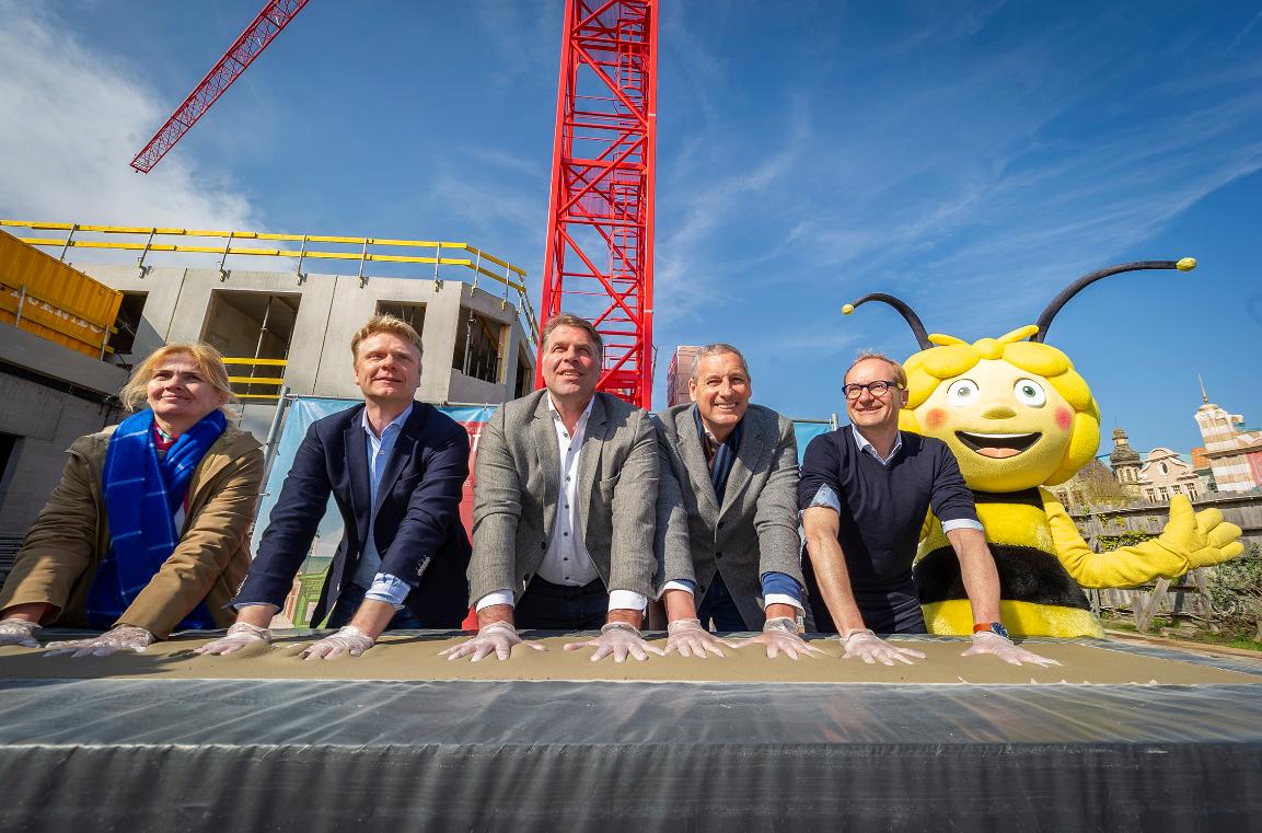 Pretparkenbe's tweet photo. Woensdag werd in De Panne de eerste steen van het #Plopsa Hotel, het allereerste hotel van de Plopsa Group, gelegd. Nieuwe concepts van het hotel en de themakamers werden getoond. Ontdek alle concepts en info ► https://t.co/OYXIGl2kTI https://t.co/oCNFmT0qHv