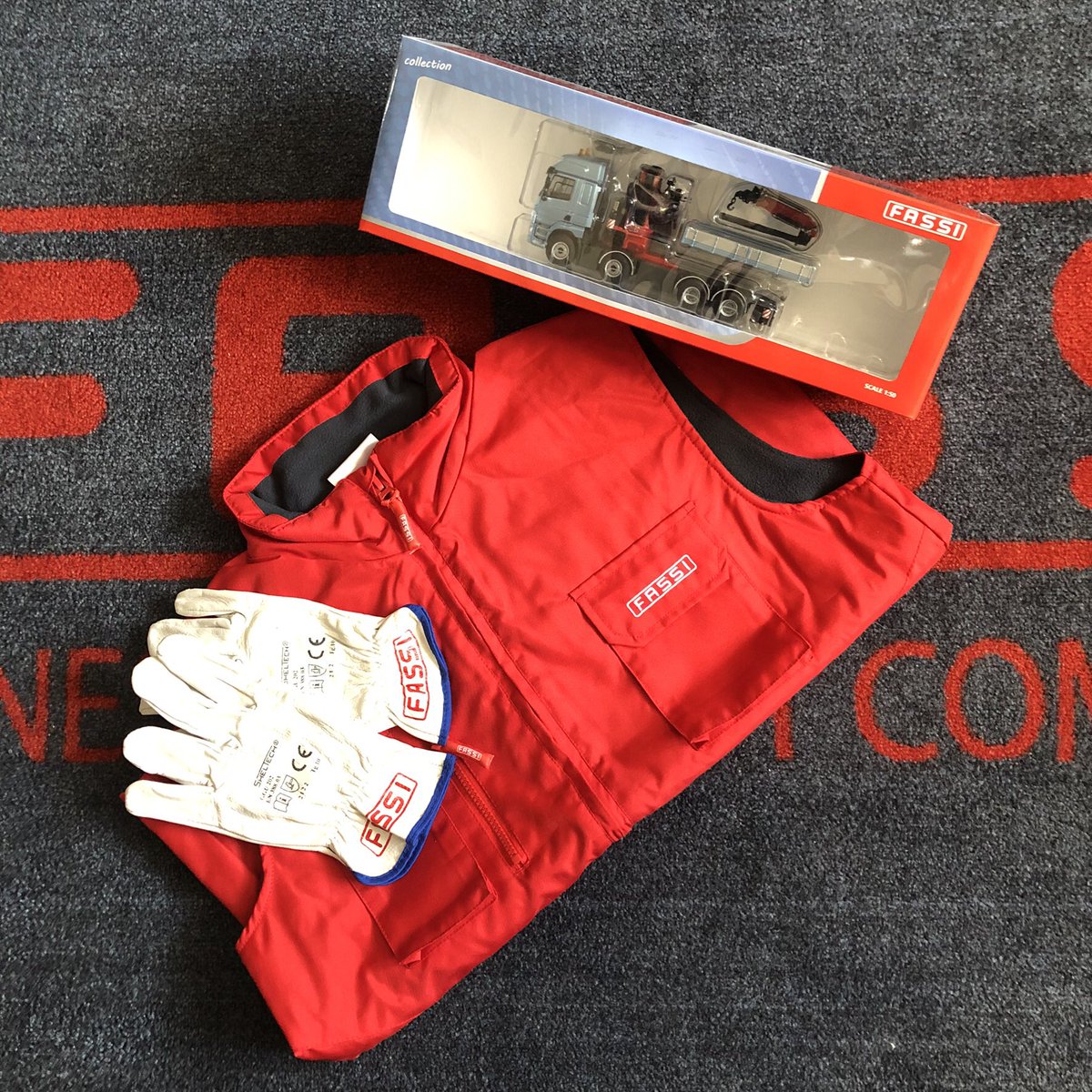 Fassi_UK's tweet photo. Happy #fassifriday everyone. Share your #fassicranes in action photos with us and
EVERYONE who enters gets: 2 x window stickers plus choice of sports bottle OR Key ring and pen plus chance to win the model crane. Enter by 12pm on 2/5/19. Winners announced on Friday 3rd (UK only) https://t.co/I5tPrfn2hG