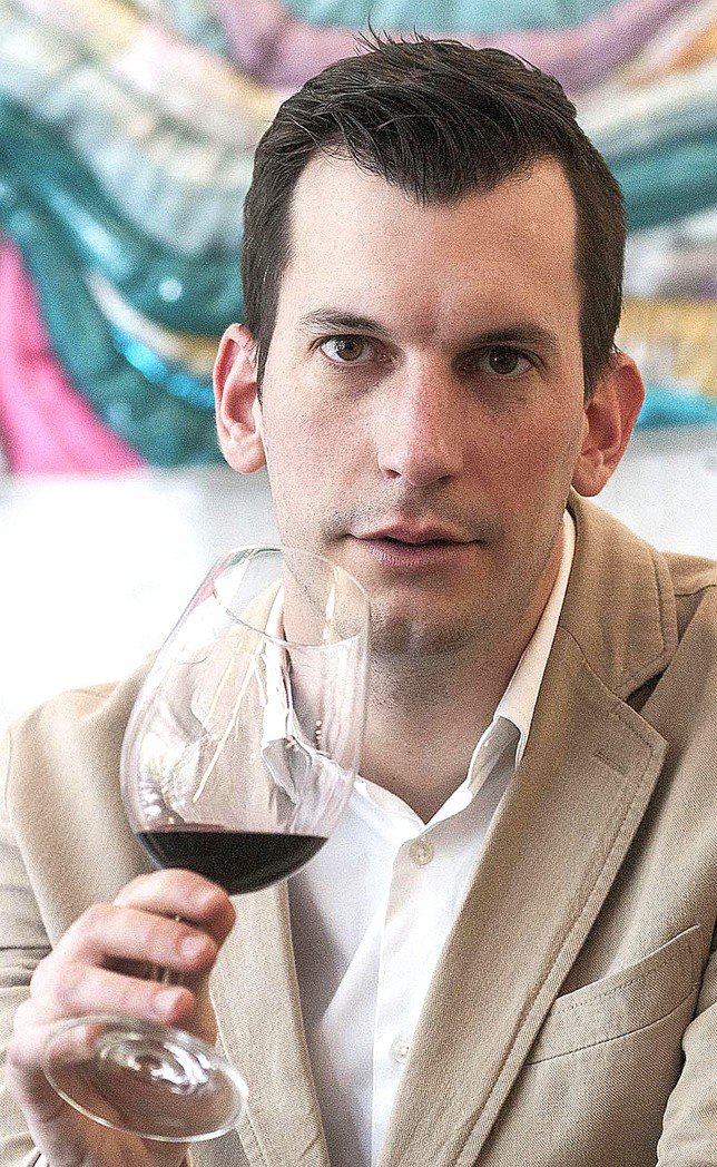 Entrevista a Diego González Barbolla (@diegogbarbolla), mejor sumiller de España: "China ya es una potencia mundial en extensión de viñedos" diariodeburgos.es/noticia/Z8F22A…