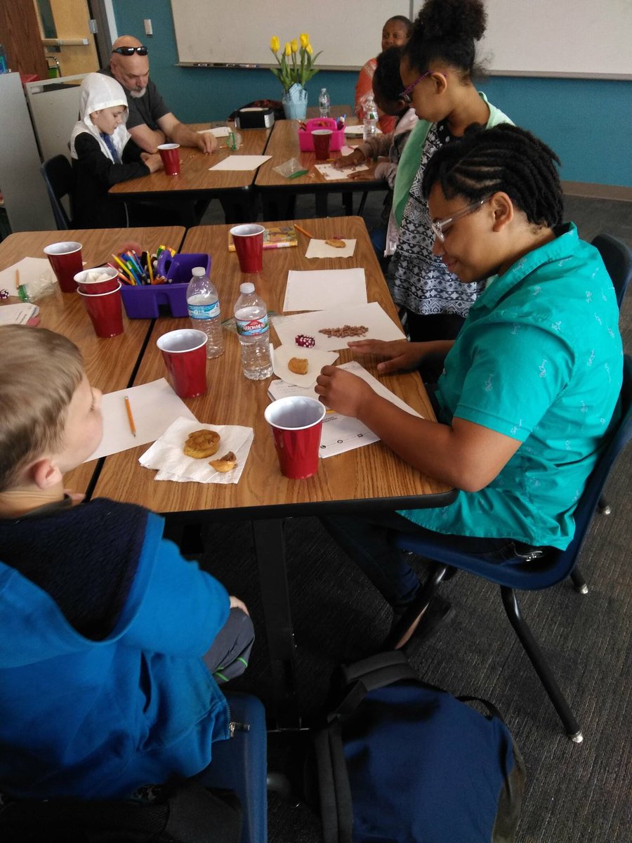 CCSDFamily's tweet image. Bunker ES 4th grade teachers hosted our “Multiplying Family Fun” workshop at 2:30 p.m. The teachers sat side-by-side with the families &amp;amp; engaged in the hands-on multiplication strategies.👏 Super partnership!🤝
#Familyengagement #linkedtolearning is #1forKids