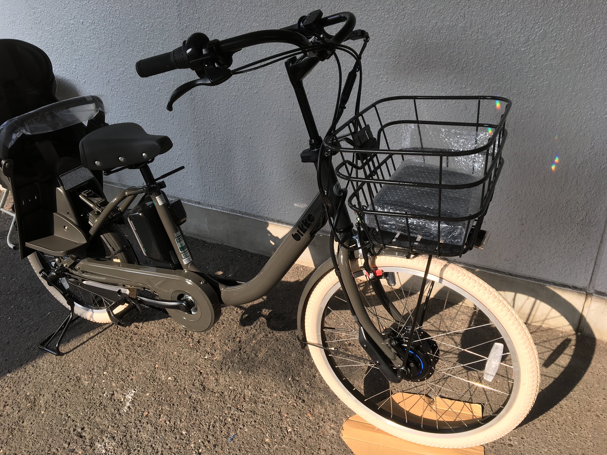 名古屋市西区カトーサイクル 自転車 ブリヂストンのビッケモブddのダークグレーをオプションにて 前後タイヤのアイボリーを装着しました カラータイヤにすると さらにおしゃれになりますね オリジナルの自転車には カスタムがお