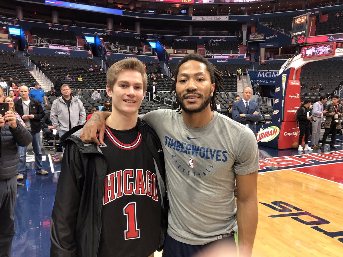 Moo24Isaac's tweet photo. I don’t care if you don’t like d rose, everyone should watch his documentary. This man is unreal.   🌹🌹🌹 @drose https://t.co/igj4Xomso2