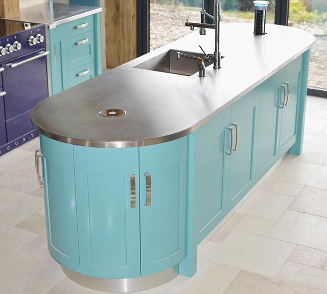OJFurniture's tweet photo. Bespoke kitchen furniture by Oliver James Furniture. Blue themed handmade kitchen featuring bespoke curved kitchen island and stainless steel details. #bespoke #kitchen #furniture #island #kitchenisland #blue #duckegg #teal #turquoise #bluerange #sink #c… https://t.co/cmpquWOFyV https://t.co/hhoxIYOIj7