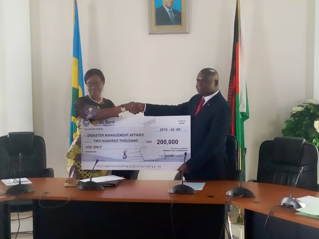 MalawiGovt's tweet photo. Thank You @RwandaGov for cheque donation of USD $200,000 for disaster relief. #Malawi appreciates your kind #African brotherly gesture. #WeWillNotForget @MwNewsAgency @APMutharika @PaulKagame #MalawiFloods2019 #CycloneIdai https://t.co/V41qxLumKD
