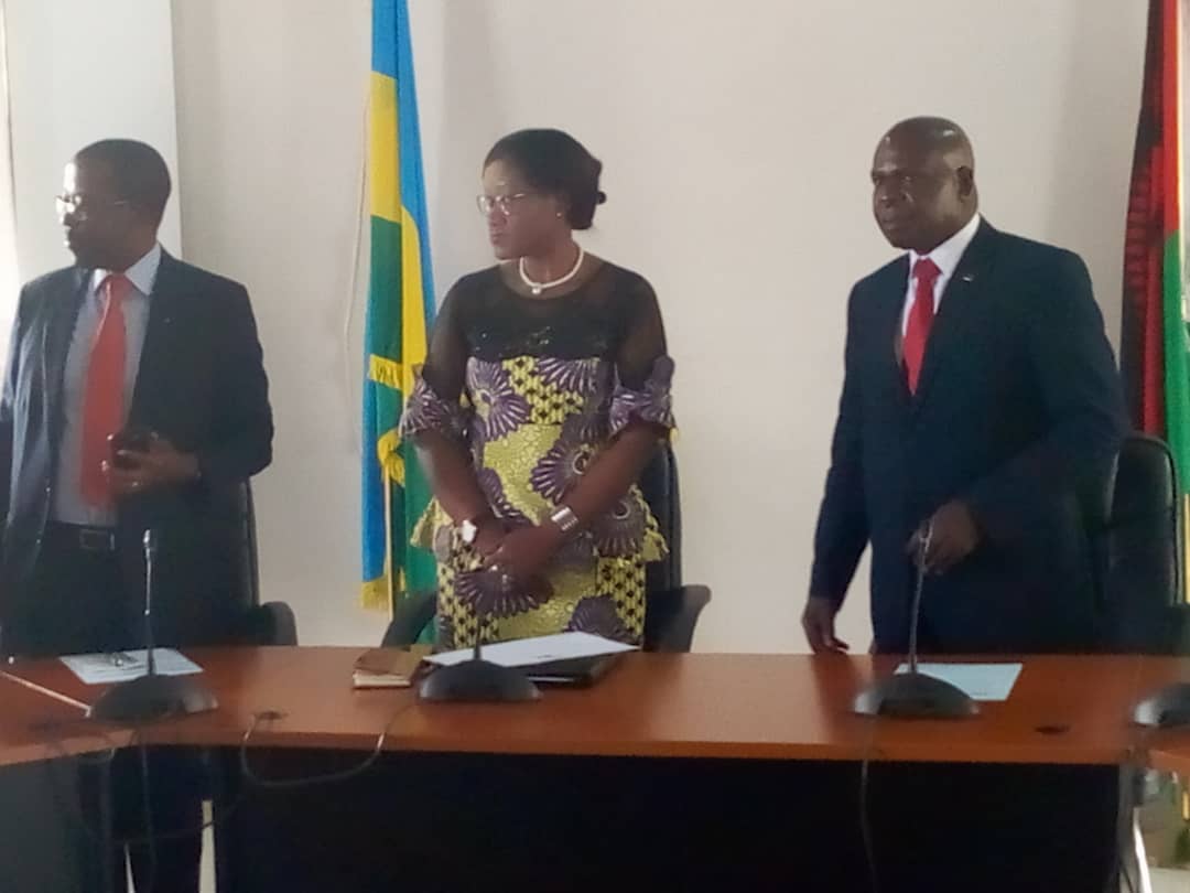 MalawiGovt's tweet photo. Thank You @RwandaGov for cheque donation of USD $200,000 for disaster relief. #Malawi appreciates your kind #African brotherly gesture. #WeWillNotForget @MwNewsAgency @APMutharika @PaulKagame #MalawiFloods2019 #CycloneIdai https://t.co/V41qxLumKD