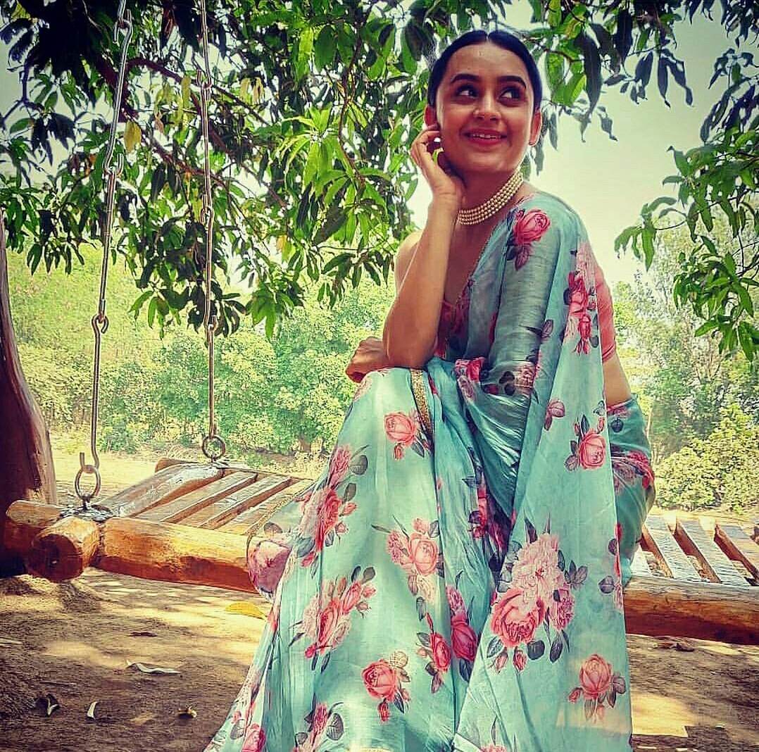 MarathiMisal's tweet photo. Isn't she looking #gorgeous in this #floral #saree @parnapethe is looking #Flawless so #beautiful We are #crushing her look
#MarathiMisal #MisalGossip #parna #marathi #marathicelebs #MarathiActress #fashionista #instafashion #instapic #friyay #wedding #FridayFeels #fridaymorning https://t.co/2f20RBhTNr