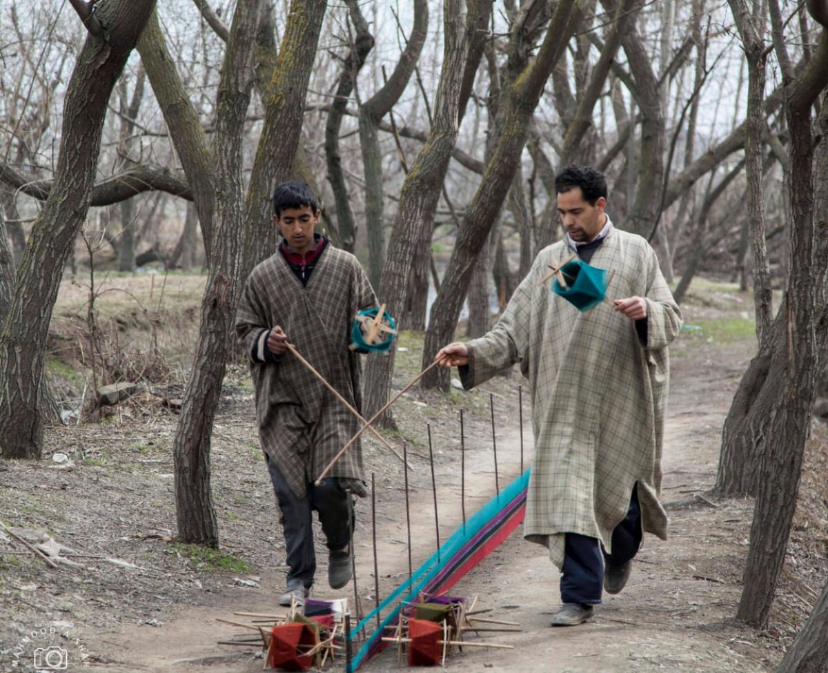 wakashmir's tweet photo. And the Magic wand glides so effortlessly ,weaving a colourful symphony !

#Handicaft #Kashmir.

©@mashah06 https://t.co/3Azc1CxT5Z