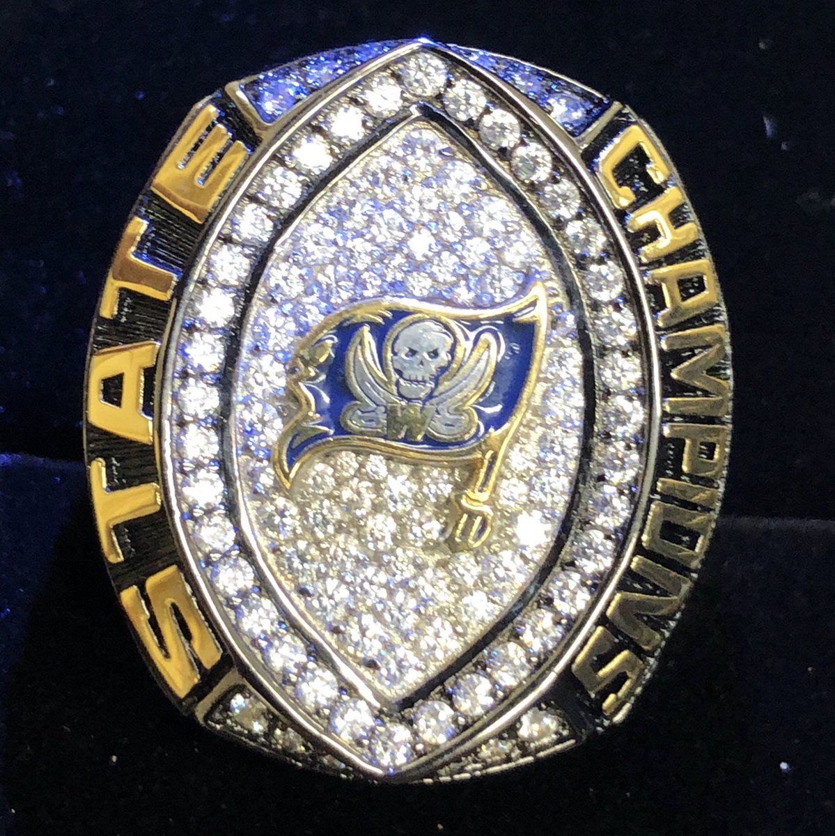 mfiestaa's tweet photo. 2018 HHSAA D1 STATE CHAMPIONS 🏈💍 #RINGSECURED https://t.co/Xx3OQutVdV