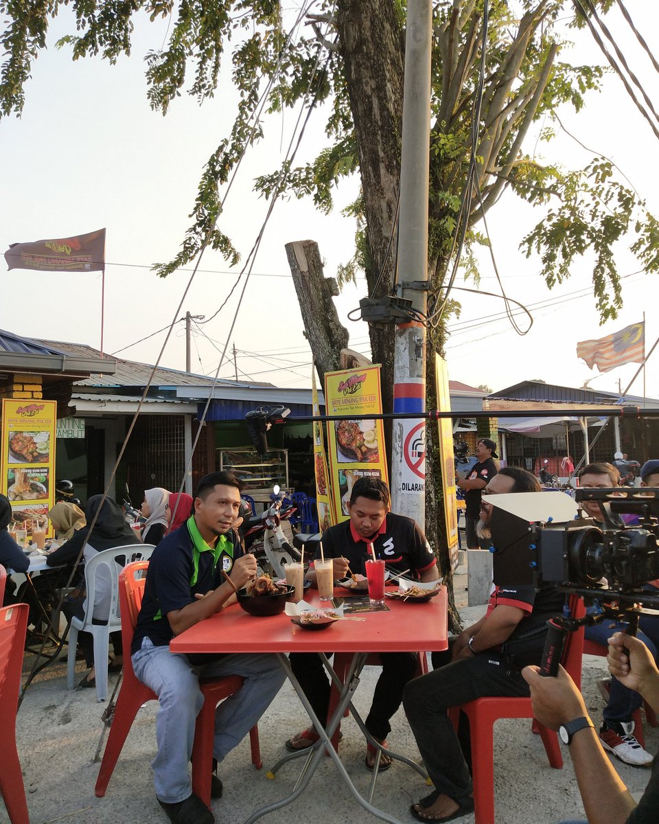 SateMinangPEdi's tweet photo. Sesi shooting JJCM.... 
#jjcm 
#sateminang 
#sateminangpakedi
#foodindonesian 
#gadogado 
#bakso https://t.co/7iFtLDcVxe