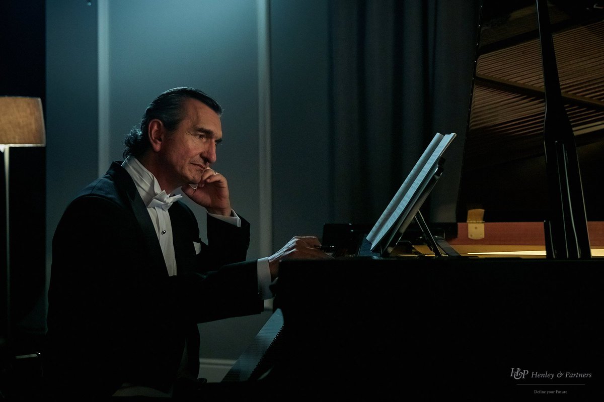 "Repetition is the mother of skill." Anthony Robbins.
TVC still shot for <a href="/HenleyPartners/">Henley & Partners</a> with <a href="/NarrativeTruth/">Narrative Truth</a> 
janverboom.com
#JanVerboomPhotographer #Advertising #Lifestyle #Photographer #TVC #Campaign #OnSet #Commercial #CapeTown #SouthAfrica