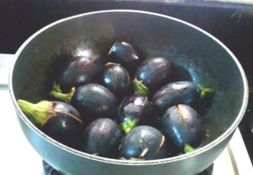 sense_nosense's tweet photo. "Oil and put the brinjals for frying." https://t.co/dT3lgWLKzj #brinjals #pudina gravy #food https://t.co/ADEXLdiziH