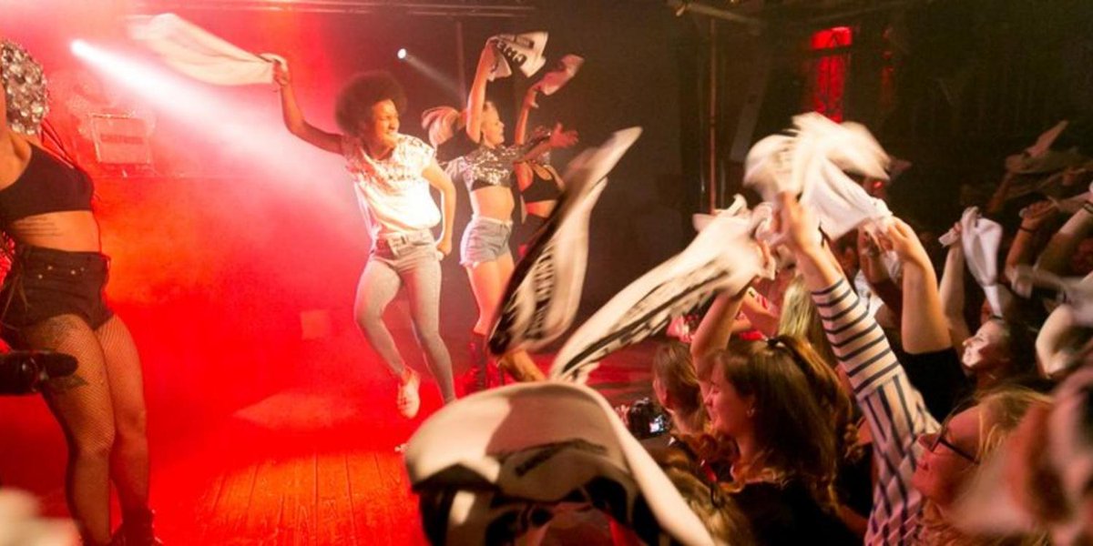 #Blitzkritik zur „Hol dein Freak raus“-Tour: Das Hamburger #Dancehall-Duo #Chefboss um Sängerin Alice Martin und Choreografin Maike Mohr kam in einen gut gefüllten Orange Club nach #Kiel und riss seine Fans mit. kn-online.de/Nachrichten/Ku…