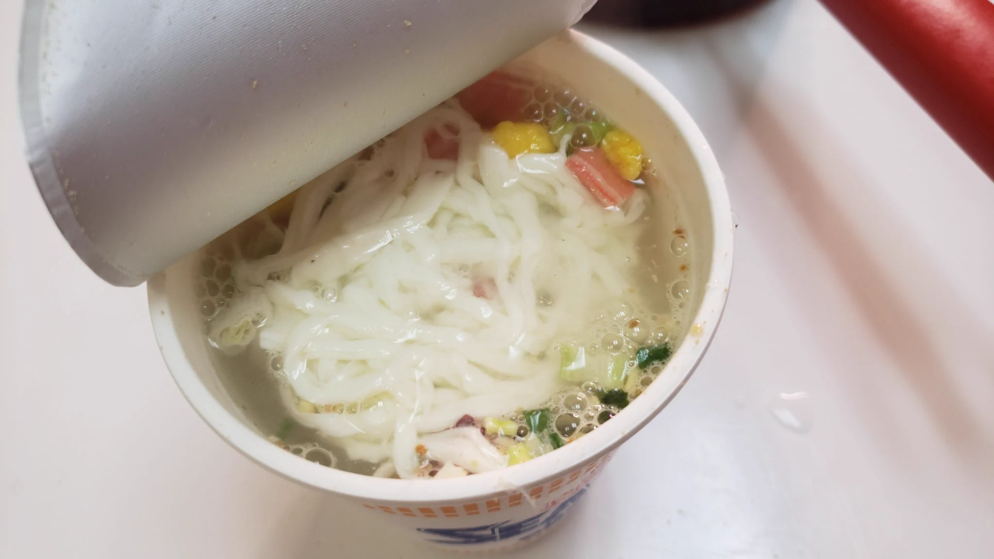 悲報wwカップ麺にさけるチーズは美味しくないからやっちゃダメww