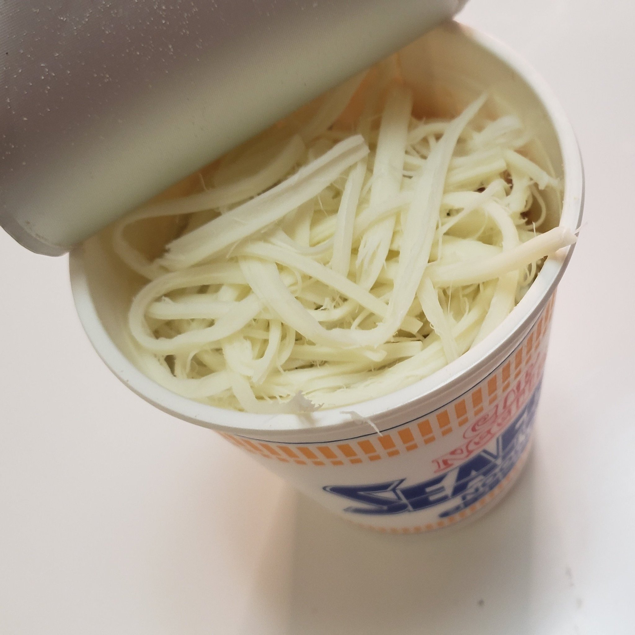 リュウジ 料理のおにいさんバズレシピ これは本気と書いてマジで皆さんに伝えたいんですが カップ ラーメンあるじゃないですか あれにさけるチーズめっちゃ裂いてお湯いれて3分待つんです そしたらなんとスープと麺とチーズが見事に分離しておいしくないので