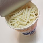 悲報wカップ麺にさけるチーズは美味しくないからやっちゃダメw