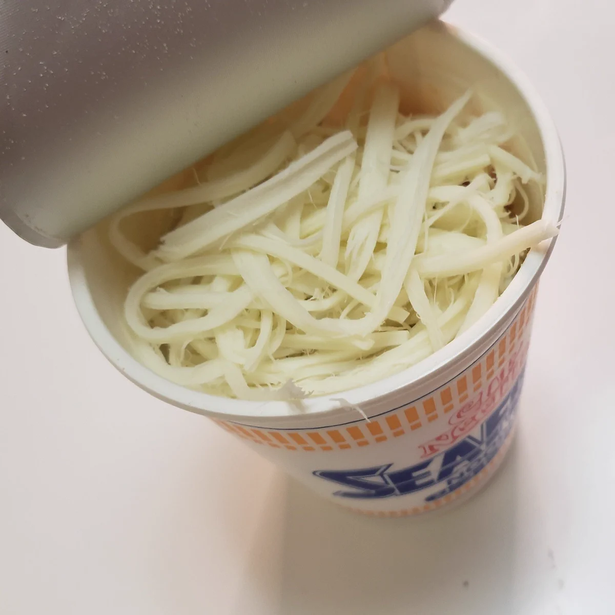 悲報wwカップ麺にさけるチーズは美味しくないからやっちゃダメww