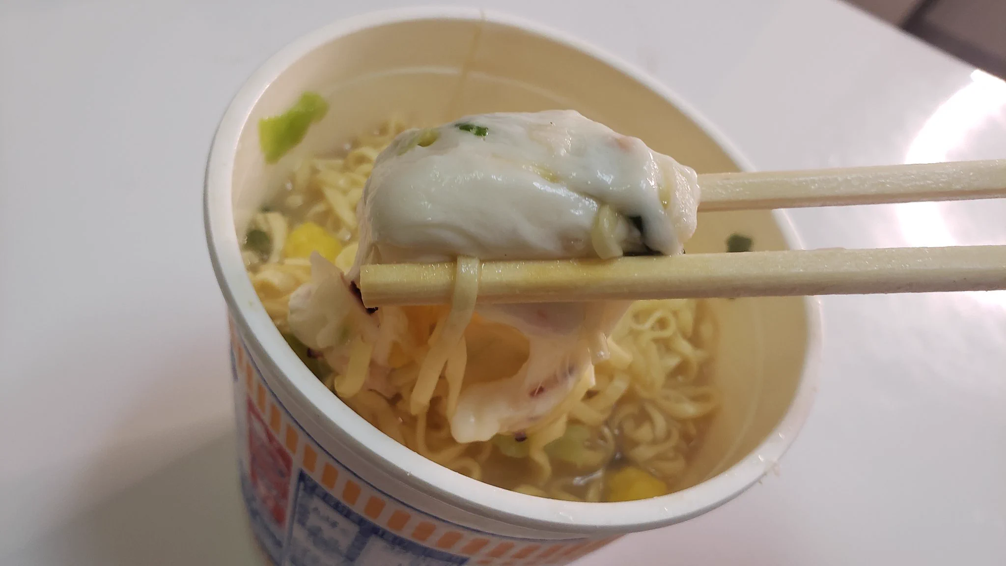 悲報wwカップ麺にさけるチーズは美味しくないからやっちゃダメww