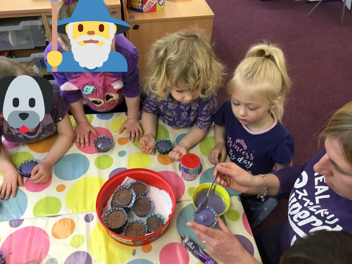 YsgolBroIdris's tweet photo. Pen-blwydd hapus @dewinadoti @MudiadMeithrin Dosbarth y SΓͺr Bach wedi mwynhau ei #PartiPiws Ddydd Mercher! https://t.co/QReKv2WXU4