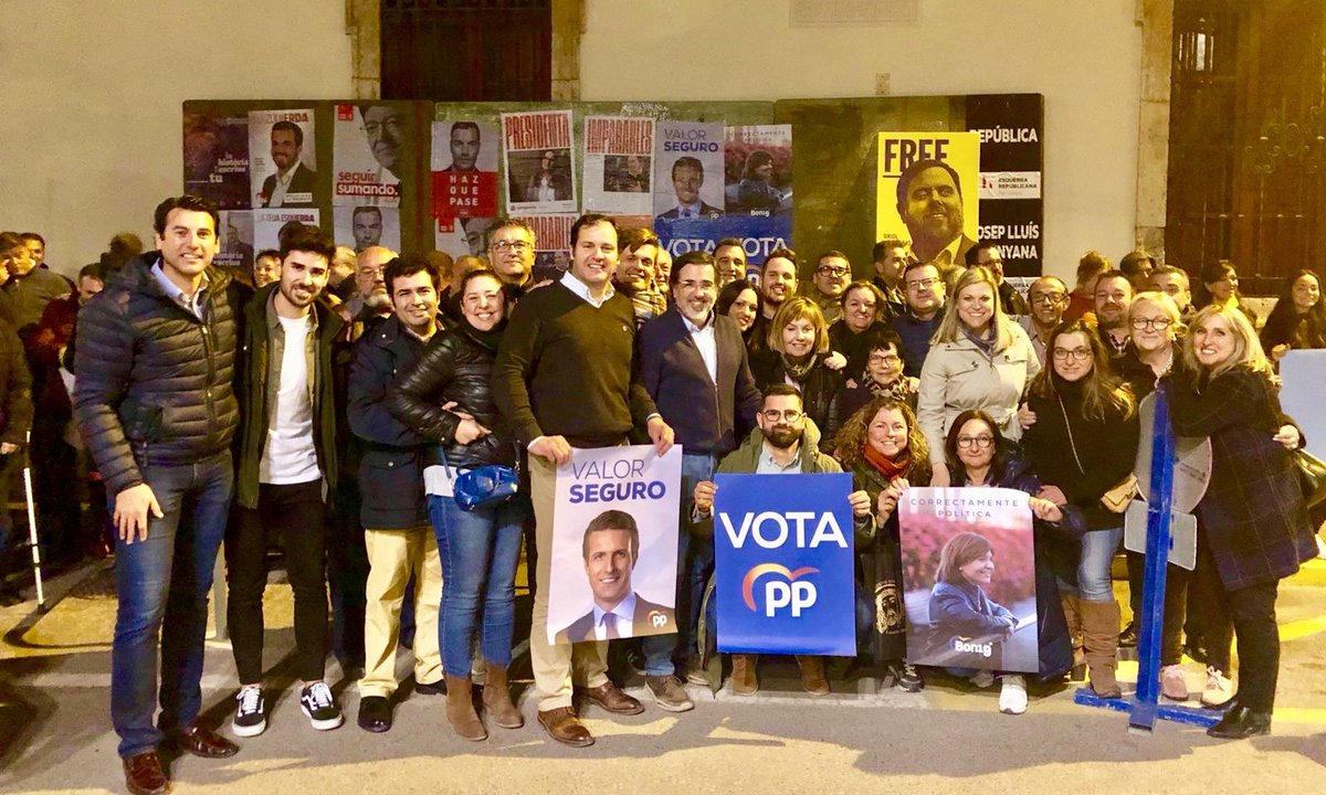 SergioMuniesa's tweet photo. Esta noche en la pegada de carteles, con un equipazo y con la misma ilusión que el primer día #ValorSeguro #PabloCasado #CorrectamentePolitica #IsabelBonig #28A🇪🇸 #vota 🅿️🅿️ @ Sagunto https://t.co/xWqmSHUr2k
