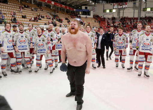 Möt Benny Boquist, materialaren som blivit rikskänd, i en stor intervju om uppväxten utanför Gislaved, tiden i GSK och hur han firat IK Oskarshamns avancemang: ”Det slutar aldrig att plinga i telefonen” vn.se/article/efter-… #twittpuck <a href="/GSKhockey/">GSK-Hockey.se</a> <a href="/iko_officiell/">IK Oskarshamn</a> #SHL