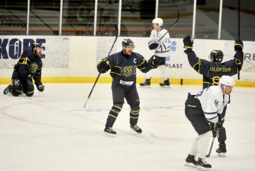 <a href="/GSKhockey/">GSK-Hockey.se</a> <a href="/iko_officiell/">IK Oskarshamn</a> Dessutom delar GSK:s lagkapten med sig av anekdoter om materialförvaltaren: ”Benny är en fantastisk människa. Men man undrade vad det var för nån kuf” vn.se/article/efter-…