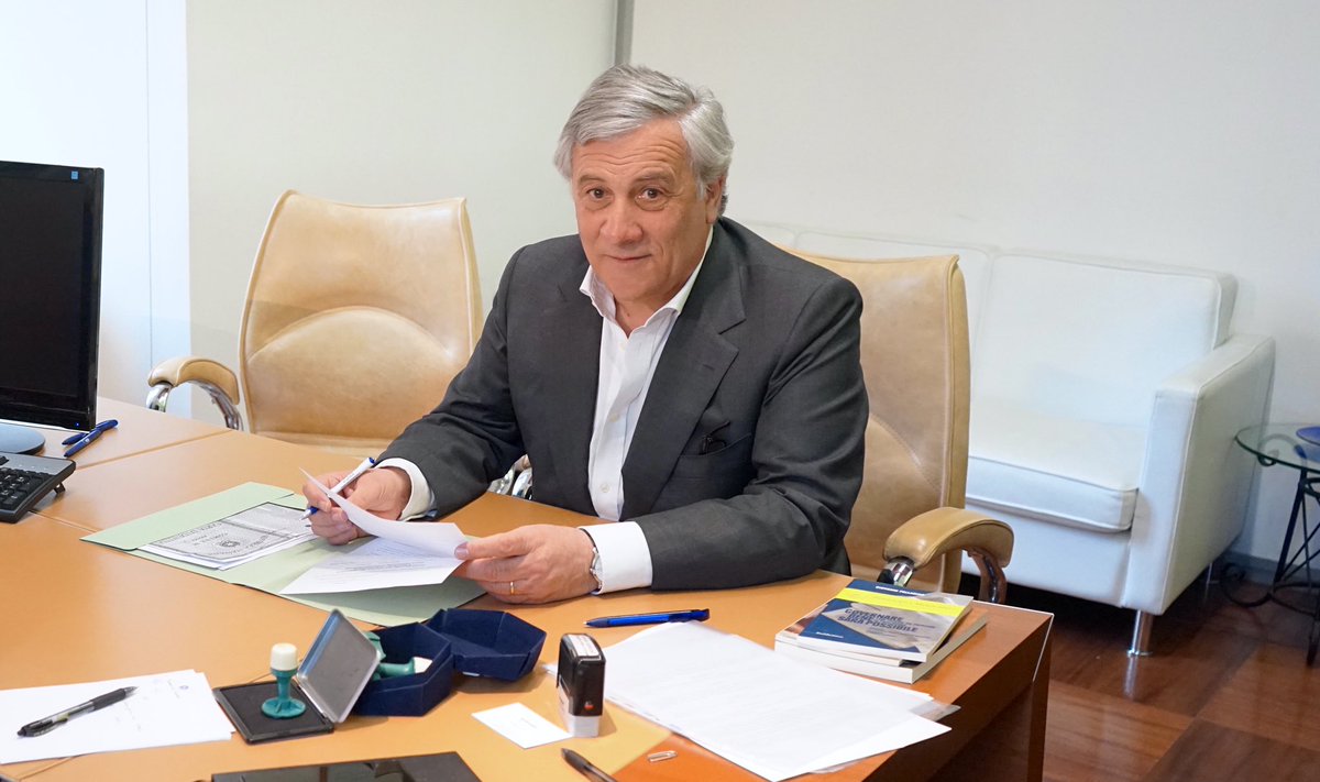 Antonio_Tajani's tweet photo. ✍🏻 Questa mattina ho firmato la mia candidatura alle prossime elezioni europee. Con orgoglio, rinnovo ufficialmente il mio impegno per l'Italia e per l'Europa.🇮🇹🇪🇺 #PerContareInEuropa https://t.co/TA0fU13s3Q