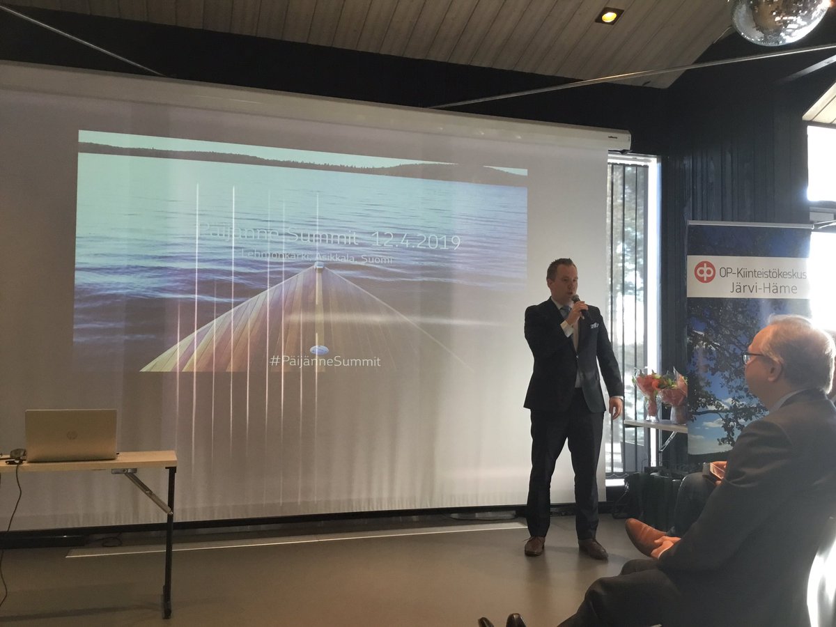 Rinna IkolaNorrbacka (@rinnaikola) on Twitter photo #PäijänneSummit Asikkalassa alkaa juuri nyt. Tupa täynnä <a href="/LehmonkarkiRsrt/">Lehmonkärki</a> Puitteet on huikeat. Tässä on hyvä lähteä ideoimaan alueen kehittämistä yhdessä muiden kanssa. Järvi-Hämeen OP toimitusjohtaja <a href="/TeemuSarhemaa/">Teemu Sarhemaa</a> avaa vauhdikkaasti tilaisuuden. Lupa odottaa päivältä paljon. #PäijänneSummit Asikkalassa alkaa juuri nyt. Tupa täynnä <a href="/LehmonkarkiRsrt/">Lehmonkärki</a> Puitteet on huikeat. Tässä on hyvä lähteä ideoimaan alueen kehittämistä yhdessä muiden kanssa. Järvi-Hämeen OP toimitusjohtaja <a href="/TeemuSarhemaa/">Teemu Sarhemaa</a> avaa vauhdikkaasti tilaisuuden. Lupa odottaa päivältä paljon.