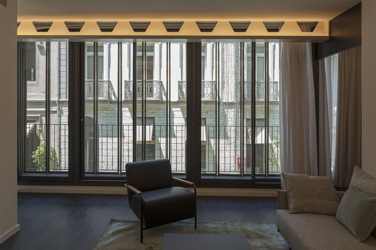 Finsaarquit's tweet photo. Buena solución si buscas protección solar e intimidad, sin perder transparencia y vistas desde el interior @Finsaarquit #MallasMetálicas #ProteccionSolar #Sostenibilidad https://t.co/VcozeUrbhg