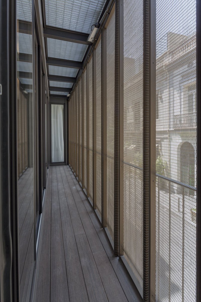 Finsaarquit's tweet photo. Buena solución si buscas protección solar e intimidad, sin perder transparencia y vistas desde el interior @Finsaarquit #MallasMetálicas #ProteccionSolar #Sostenibilidad https://t.co/VcozeUrbhg